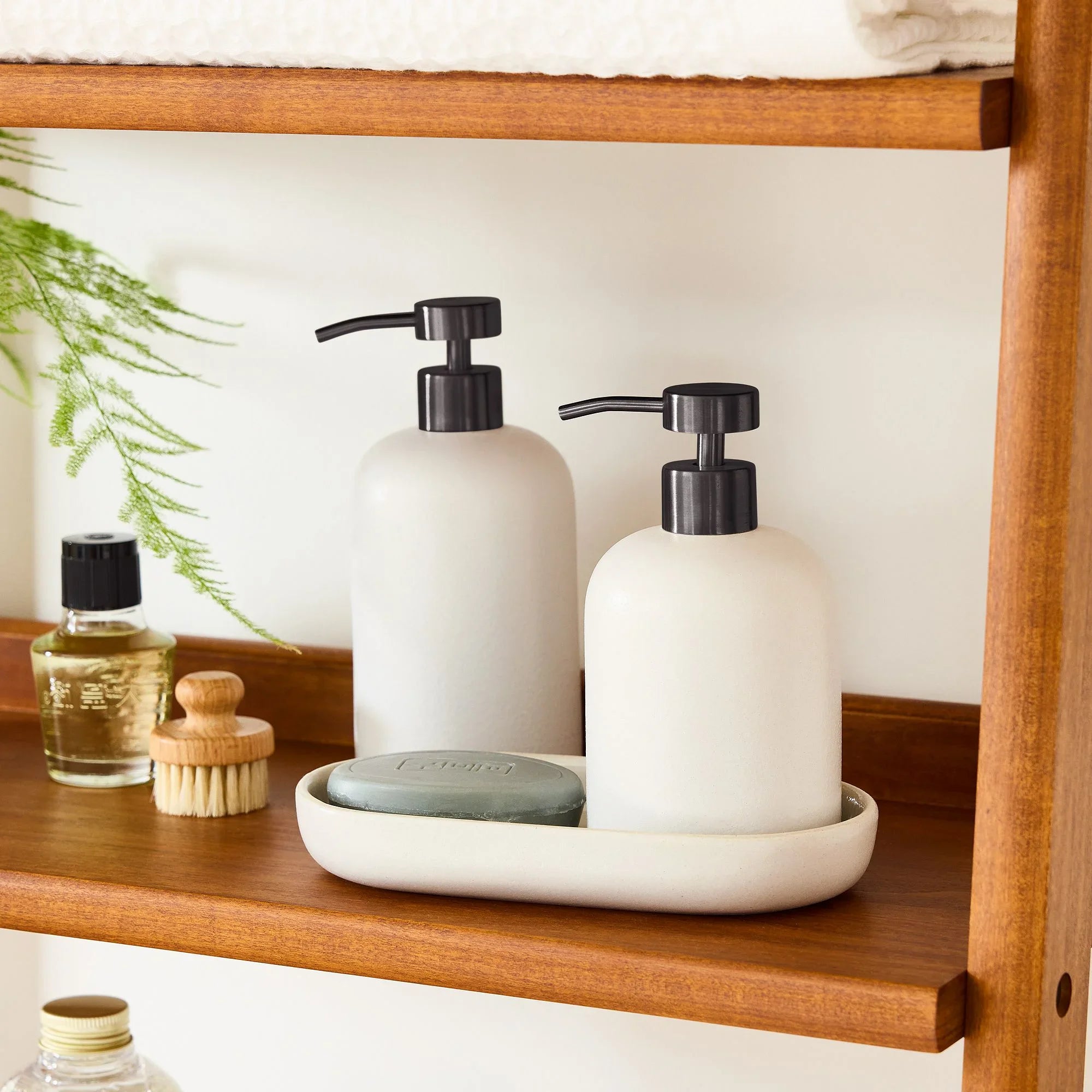 BANHEIRO-luminarias-jogo-de-cama-jogo-de-talher-jogo-de-talheres-jogo-de-lencol-louca-de-ceramica-quarto-arrumado-quarto-limpo-arquitetura-moderna-ambientes-organizados-ambien.webp
